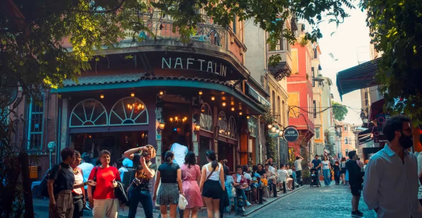 Balat sokak manzarası: rengarenk binalar, NaftaLin kafe ve dolaşan insanlar. Balat tarihi. _by fotoloji