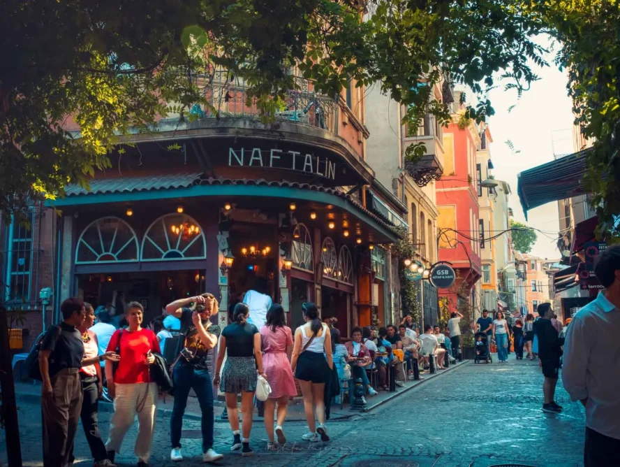 Balat sokak manzarası: rengarenk binalar, NaftaLin kafe ve dolaşan insanlar. Balat tarihi. _by fotoloji