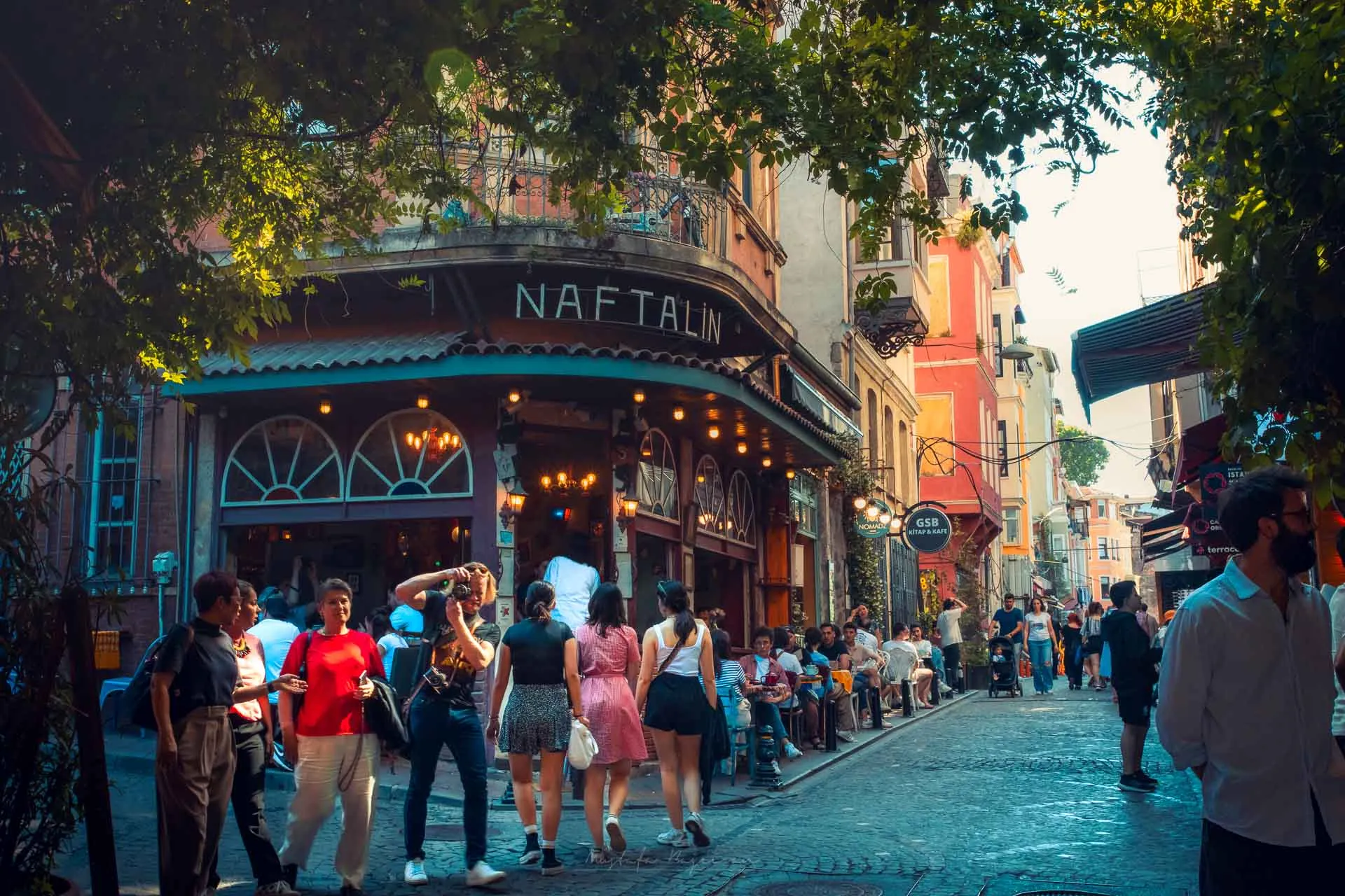Balat: İstanbul'un Renkli Yüzü 1 Balat sokak manzarası: rengarenk binalar, NaftaLin kafe ve dolaşan insanlar. Balat tarihi. _by fotoloji