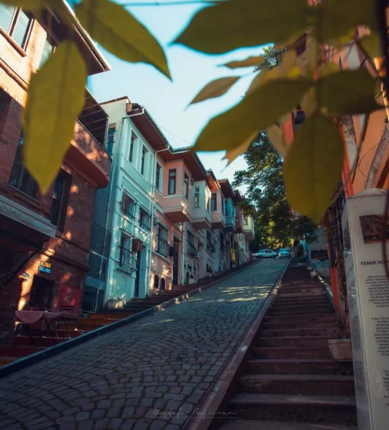 İstanbul Balat'ta Arnavut kaldırımlı bir sokaktaki renkli tarihi evler _by fotoloji