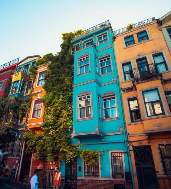 İstanbul'daki Balat semtinin canlı mimarisini ve kültürünü yansıtan rengarenk evler. _by fotoloji