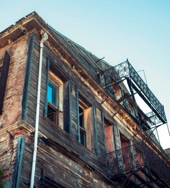 Eski Balat evi, tarihi mimarisiyle mavi gökyüzü altında _by fotoloji