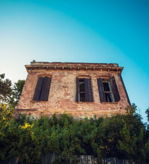 Balat'ta yeşilliklerle çevrili açık pencereli tarihi bina _by fotoloji