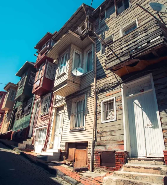 İstanbul Balat'ta dik bir sokakta sıralanan rengarenk ahşap evler, Balat'ın tarihi mimarisini gözler önüne seriyor. _by fotoloji
