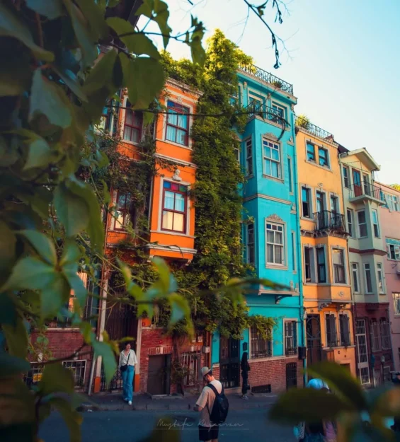 Berrak mavi gökyüzünün altında renkli tarihi Balat evleri _by fotoloji