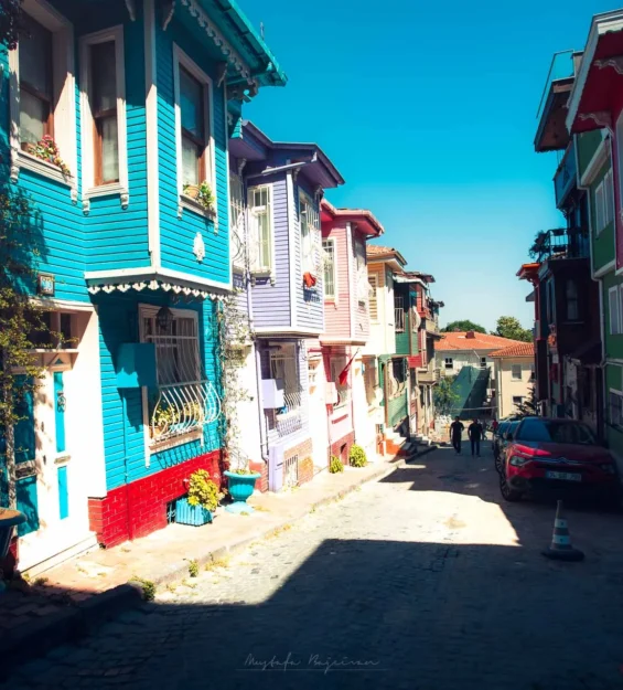 Güneşli bir günde, berrak mavi gökyüzünün altında rengarenk Balat evleri _by fotoloji