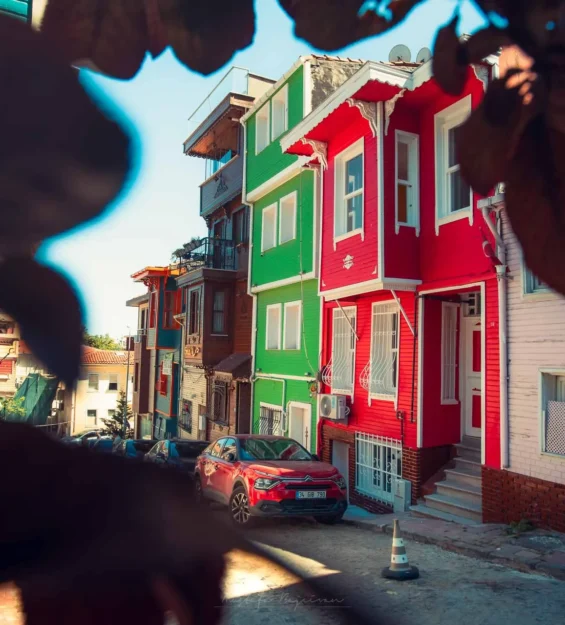 Balat'ın tarihi cazibesini vurgulayan güneşli bir sokaktaki renkli Balat evleri _by fotoloji
