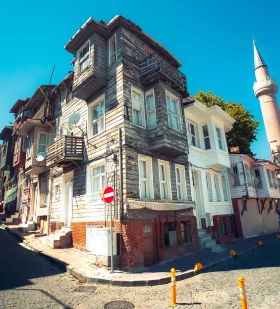 Güneşli bir günde rengarenk Balat evleri ve cami. Balat'ın tarihi mimarisi. _by fotoloji