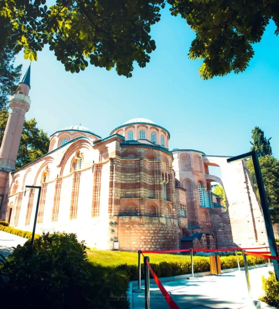 Balat'ta, açık gökyüzünün altında yeşilliklerle çevrili tarihi bina _by fotoloji