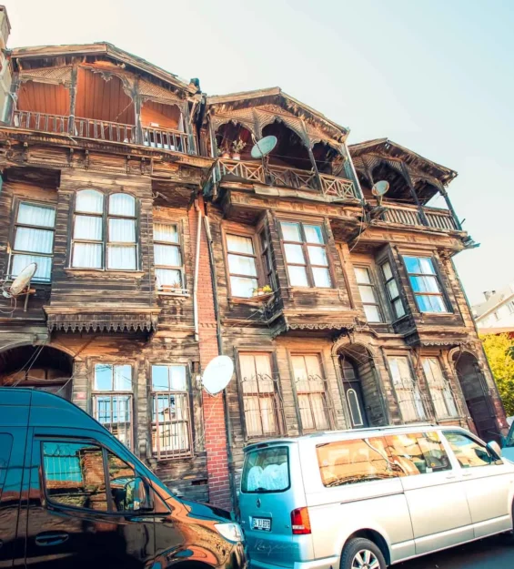 Renkli cephelere sahip tarihi Balat evleri ve sokakta park edilmiş arabalar _by fotoloji
