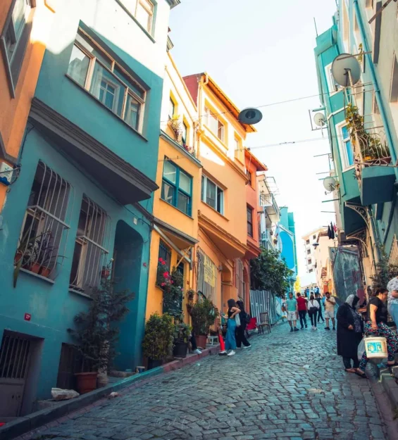 İstanbul'da rengarenk Balat evleri ve Arnavut kaldırımlı sokaklar. Balat'ın tarihi mimarisi ve kültürü. _by fotoloji