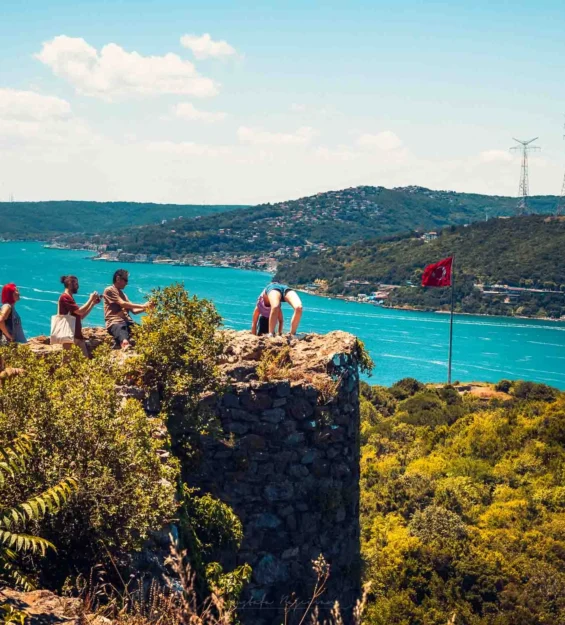Turistler antik kalıntılardan İstanbul Boğazı'nın muhteşem manzarasının tadını çıkarıyor _by fotoloji