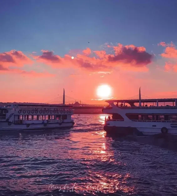 Gün batımında canlı pembe bulutlarla su üzerindeki feribotlar _by fotoloji