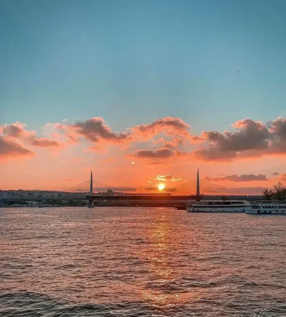 Siluetli köprü ve renkli bulutlarla sakin bir nehrin üzerinde gün batımı _by fotoloji