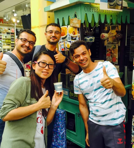 Hong Kong'da bir kafede Sıvı tutan arkadaş grubu gülüyor _by fotoloji