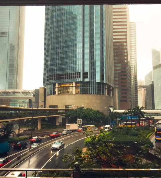 Hong Kong manzaraları: Gökdelenler ve yoğun bir cadde _by fotoloji