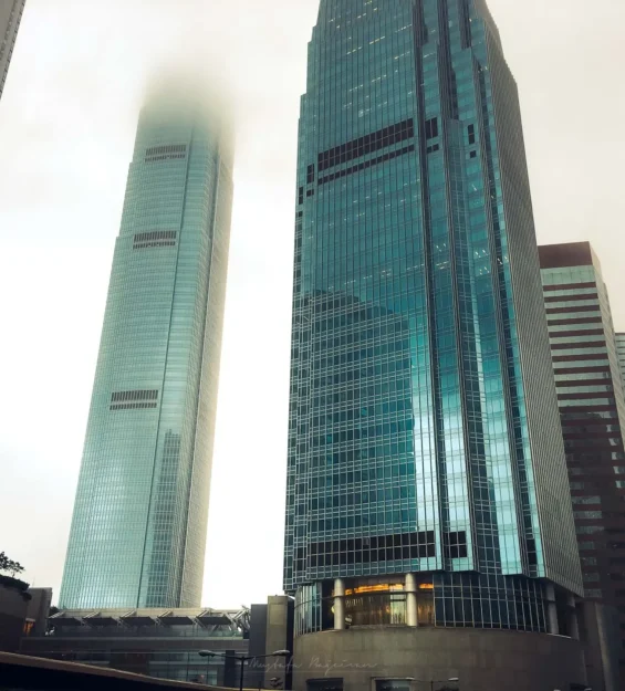 Hong Kong gökdelenleri sisli bir günde yükseliyor _by fotoloji