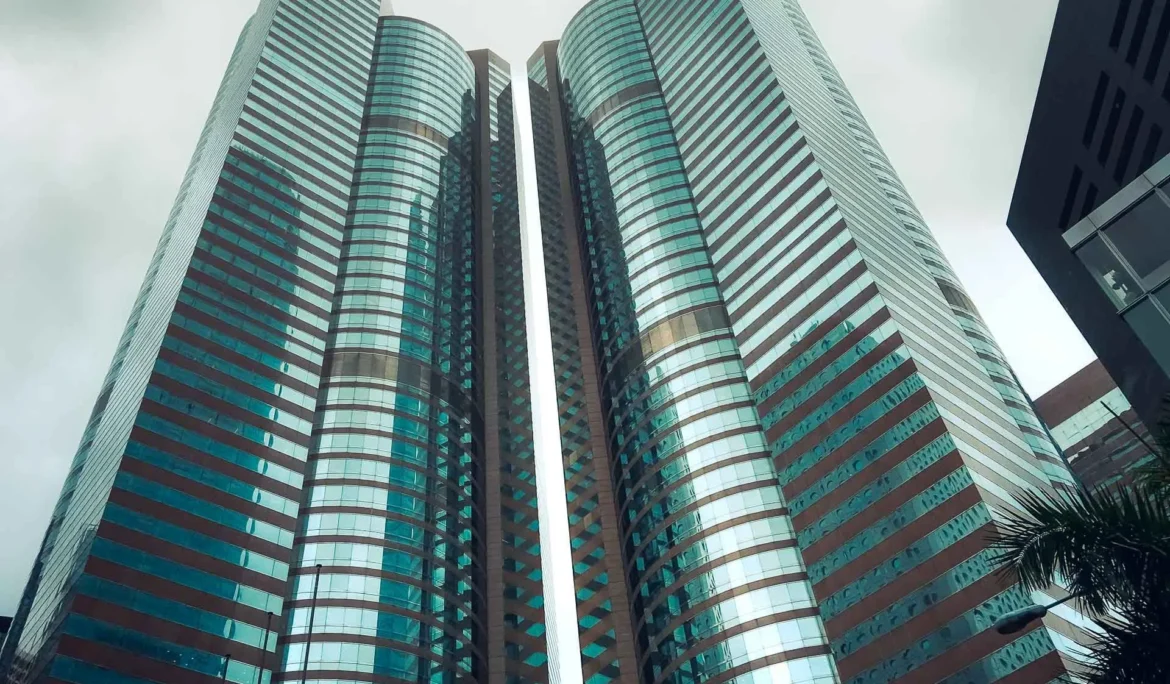 Modern Hong Kong mimarisi: Şehrin canlı silüetini sergileyen göz alıcı bir gökdelen. _by fotoloji