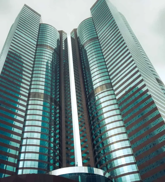 Modern Hong Kong mimarisi: Şehrin canlı silüetini sergileyen göz alıcı bir gökdelen. _by fotoloji
