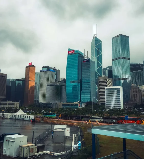 Hong Kong silüeti: Bulutlu bir gökyüzünün altında göz alıcı gökdelenler. Hong Kong'un ikonik mimarisi. _by fotoloji