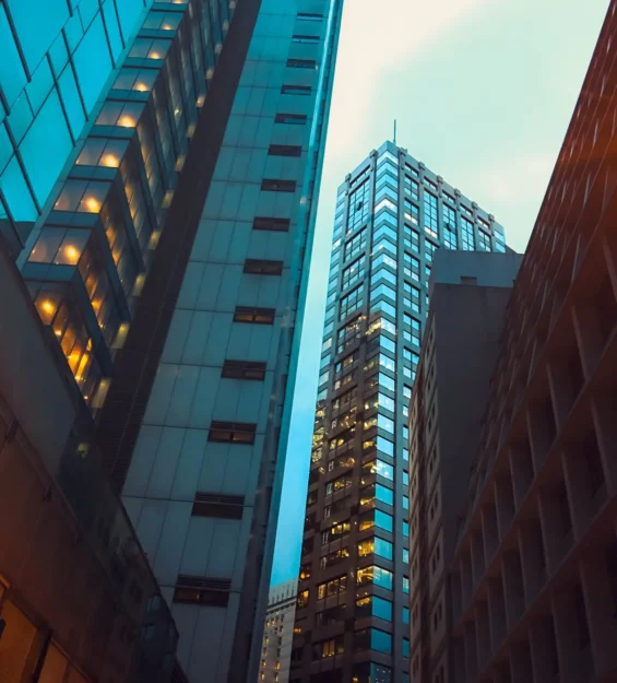 Alacakaranlıkta modern Hong Kong gökdelenleri. Muhteşem Hong Kong mimarisi. _by fotoloji
