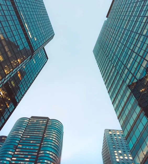 Alacakaranlık gökyüzünü yansıtan modern Hong Kong gökdelenlerinin alçak açılı görünümü. _by fotoloji