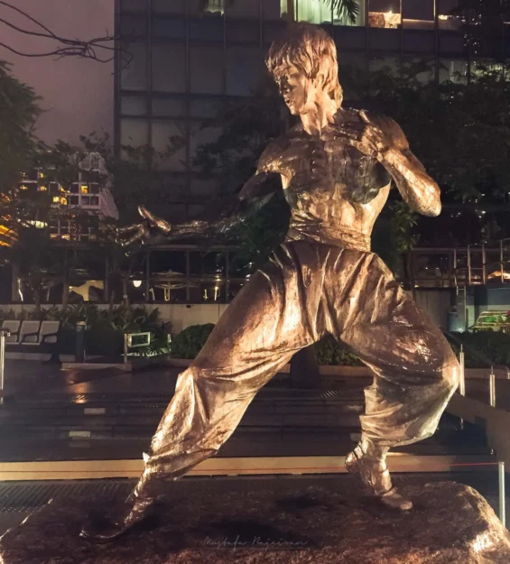 Hong Kong'da gece vakti bronz Bruce Lee heykeli. _by fotoloji