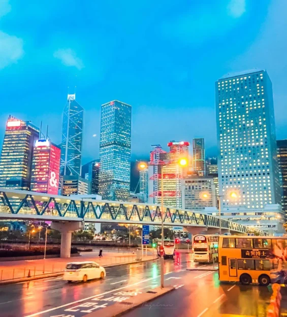 Hong Kong şehir merkezi gece manzarası, ışıklı yapılar ve bağlantılarıyla _by fotoloji