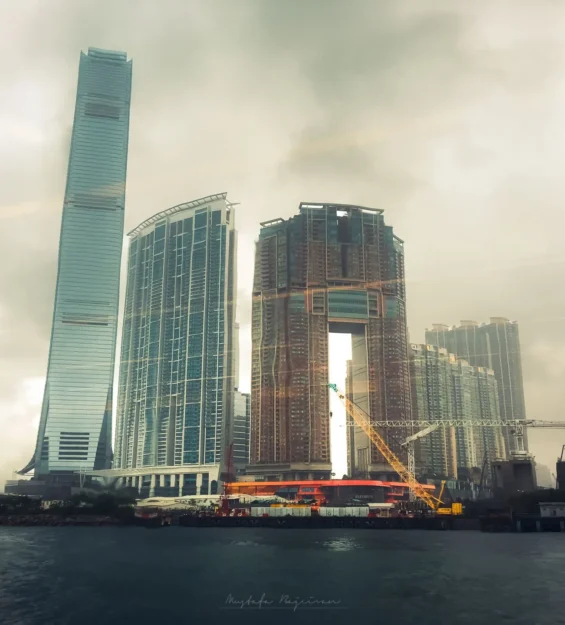 Hong Kong'un ikonik gökdelenleri ve tarihi, bulutlu bir günde görülüyor _by fotoloji