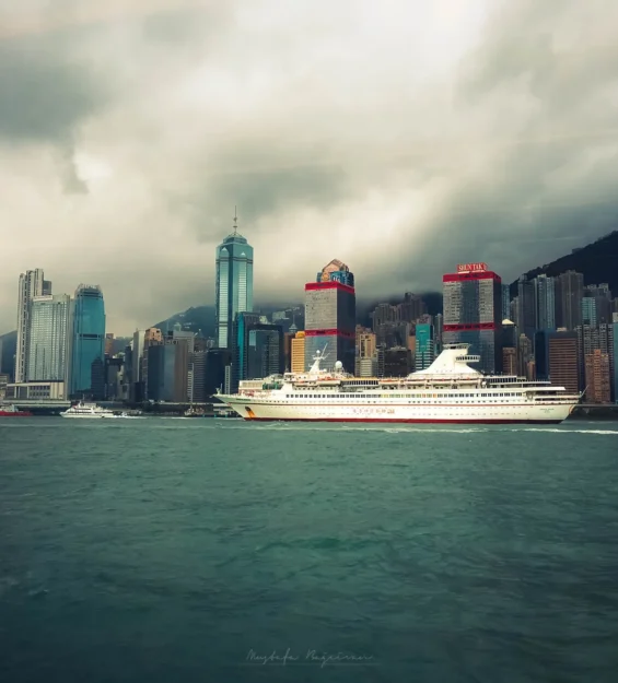 Yolcu gemisi ve etkileyici bulutlarla Hong Kong silüeti. Muhteşem Hong Kong mimarisi ve şehir manzarası. _by fotoloji