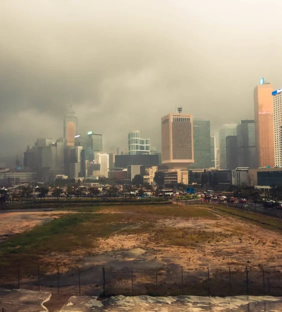 Hong Kong şehir manzarası, gökdelenler ve bulutlu bir gökyüzüyle _by fotoloji