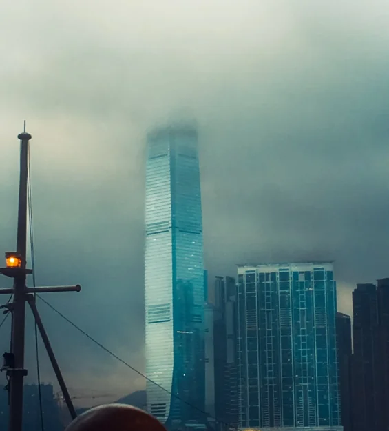 Hong Kong gökdelenleri sisle merkezli, ikonik mimari manzara _by fotoloji