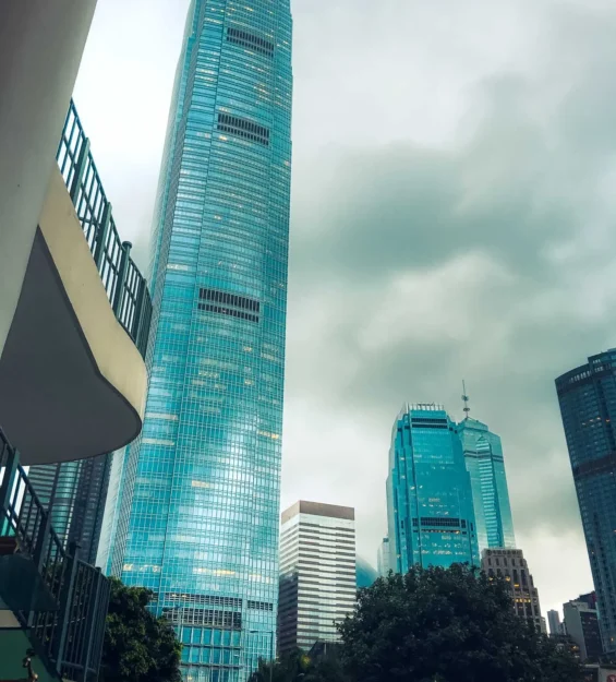 Bulutlu gökyüzünün altında modern mimariye sahip Hong Kong silüeti _by fotoloji