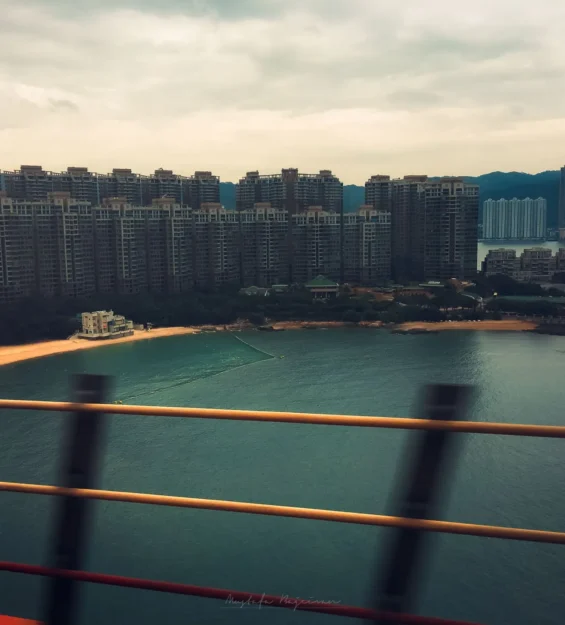 Hong Kong manzarası ve yüksek binaların sahil şeridine baktığı yer _by fotoloji