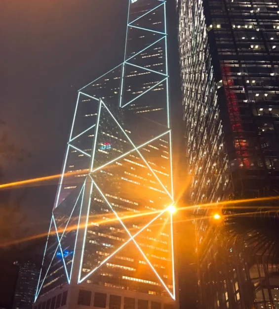 Hong Kong gece manzarasında aydınlatılmış modern gökdelen _by fotoloji