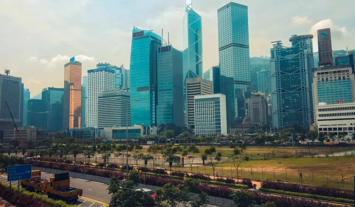 Modern mimariyi ve canlı şehir yaşamını sergileyen Hong Kong silüeti. Muhteşem Hong Kong manzaraları. _by fotoloji