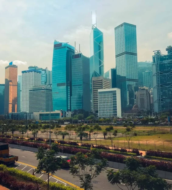 Modern mimariyi ve canlı şehir yaşamını sergileyen Hong Kong silüeti. Muhteşem Hong Kong manzaraları. _by fotoloji
