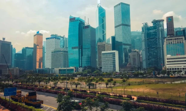 Modern mimariyi ve canlı şehir yaşamını sergileyen Hong Kong silüeti. Muhteşem Hong Kong manzaraları. _by fotoloji