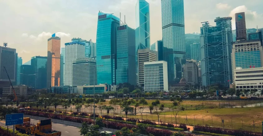 Modern mimariyi ve canlı şehir yaşamını sergileyen Hong Kong silüeti. Muhteşem Hong Kong manzaraları. _by fotoloji