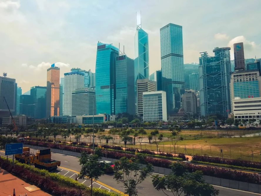 Modern mimariyi ve canlı şehir yaşamını sergileyen Hong Kong silüeti. Muhteşem Hong Kong manzaraları. _by fotoloji