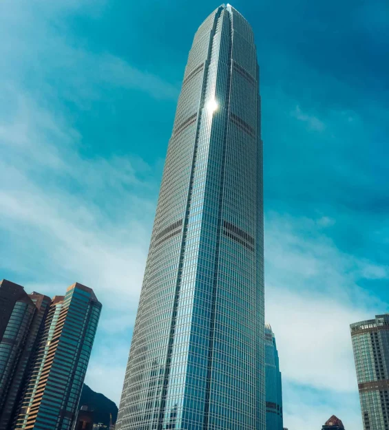 Hong Kong mimarisi: gökyüzüne uzanan modern bir gökdelen _by fotoloji
