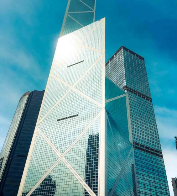 Güneş ışığını yansıtan modern Hong Kong gökdelenleri, şehrin etkileyici mimarisini sergiliyor. _by fotoloji