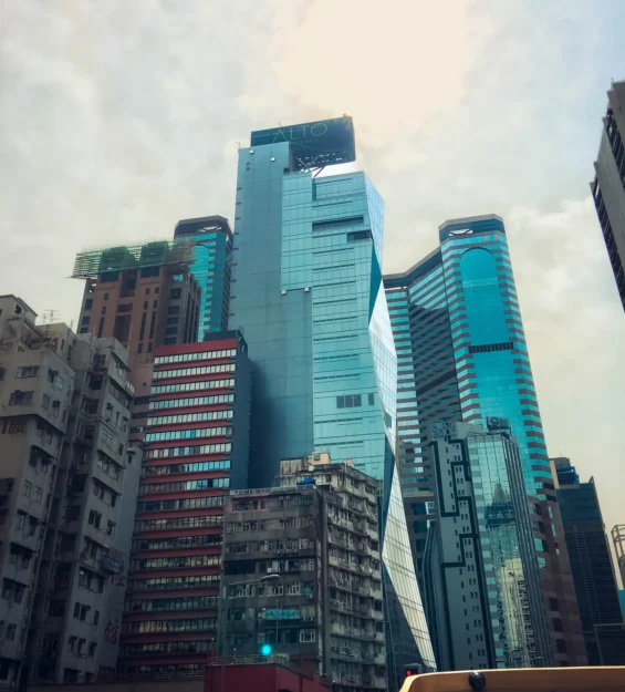 Yüksek Hong Kong gökdelenleri arasında modern mimari örnekler. _by fotoloji
