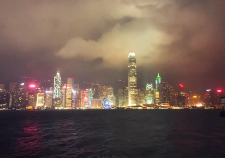 hong.kong-fotograf.galerisi-44 Gece Hong Kong silüeti, ikonik mimariyi ve canlı şehir ışıklarını sergiliyor. _by fotoloji