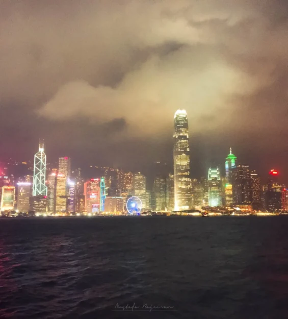 Gece Hong Kong silüeti, ikonik mimariyi ve canlı şehir ışıklarını sergiliyor. _by fotoloji