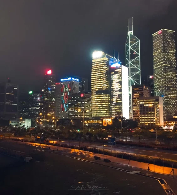 Hong Kong gece manzarasında ışıklarla aydınlanan modern mimari _by fotoloji
