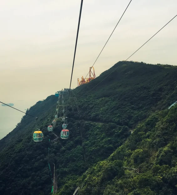 Hong Kong teleferiğiyle dağ manzarası ve deniz _by fotoloji