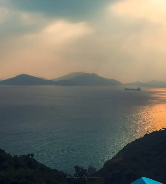 Gün batımında Hong Kong adası silueti üzerindeki parlaklıkta deniz manzarası _by fotoloji