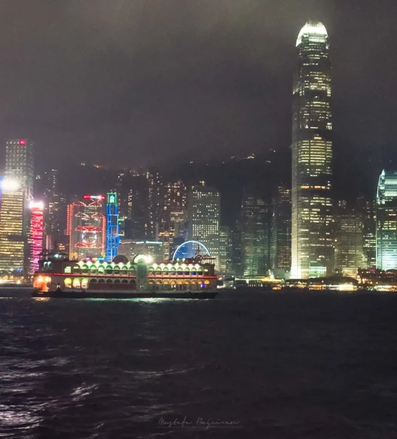 Hong Kong gece manzarası, renkli ışıklar ve modern mimari _by fotoloji