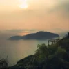 Hong Kong manzaraları: Günün kaybında deniz manzarası ve adalar _by fotoloji